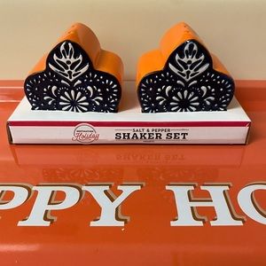 NWT Salt Pepper Shakers Hearts